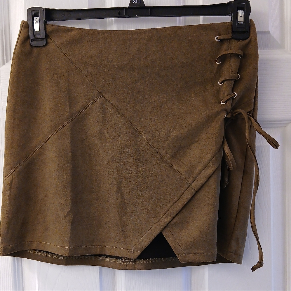 Umgee Olive Faux Suede Lace-Up Mini Skirt – Size Small – NWT